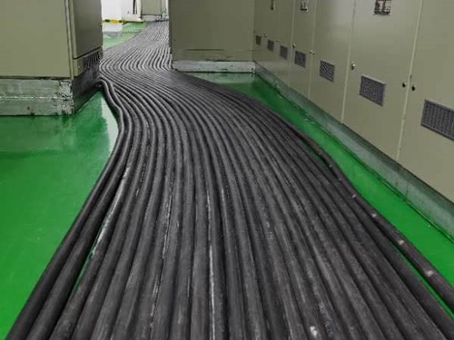 灵武如何根据理论计算公式计算温度对特定电压测量结果的影响？